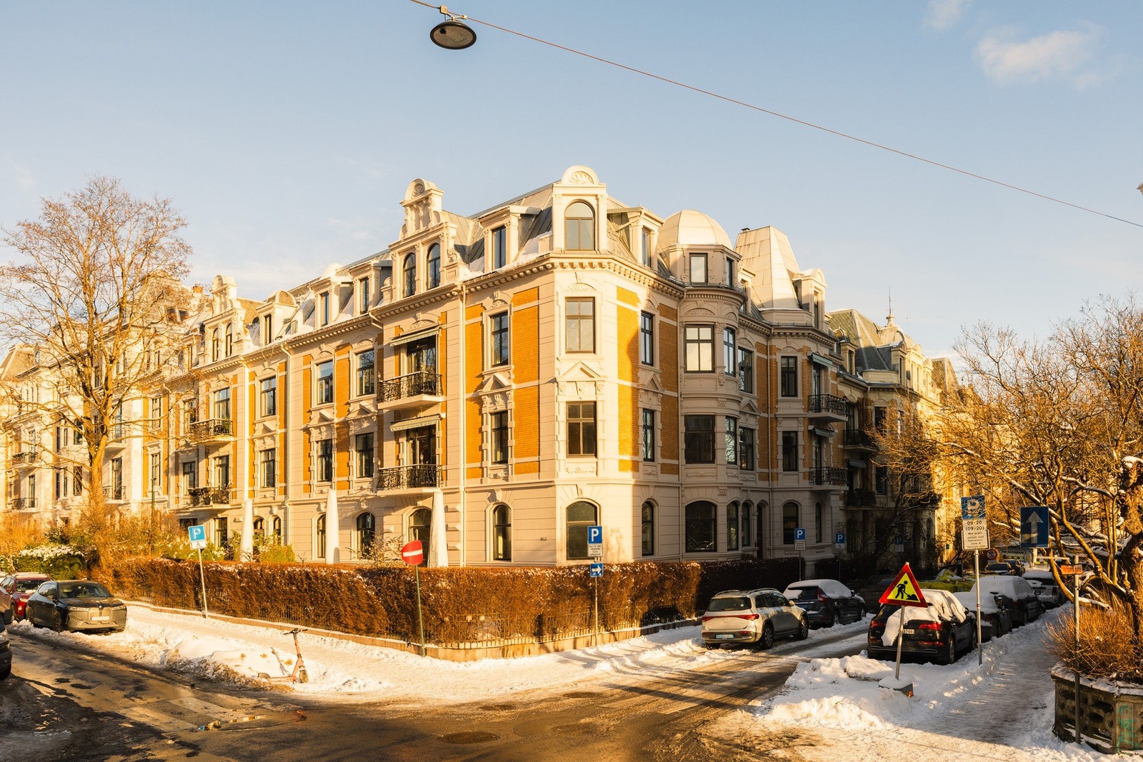 Fasjonabel beliggenhet på hjørnet Meltzers gate/Oscars gate. Fantastiske sol- og lysforhold. Oppusset fasade mot gate (2023) og bakgård (2008/09 samt 2026) Galleribilde