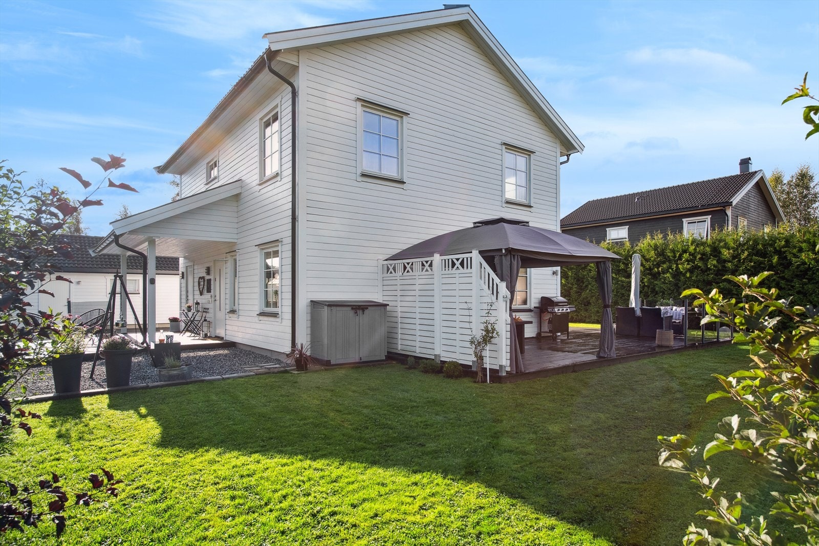 En privat og harmonisk ramme rundt eiendommen hvor man kan virkelig senke skuldrene. Galleribilde