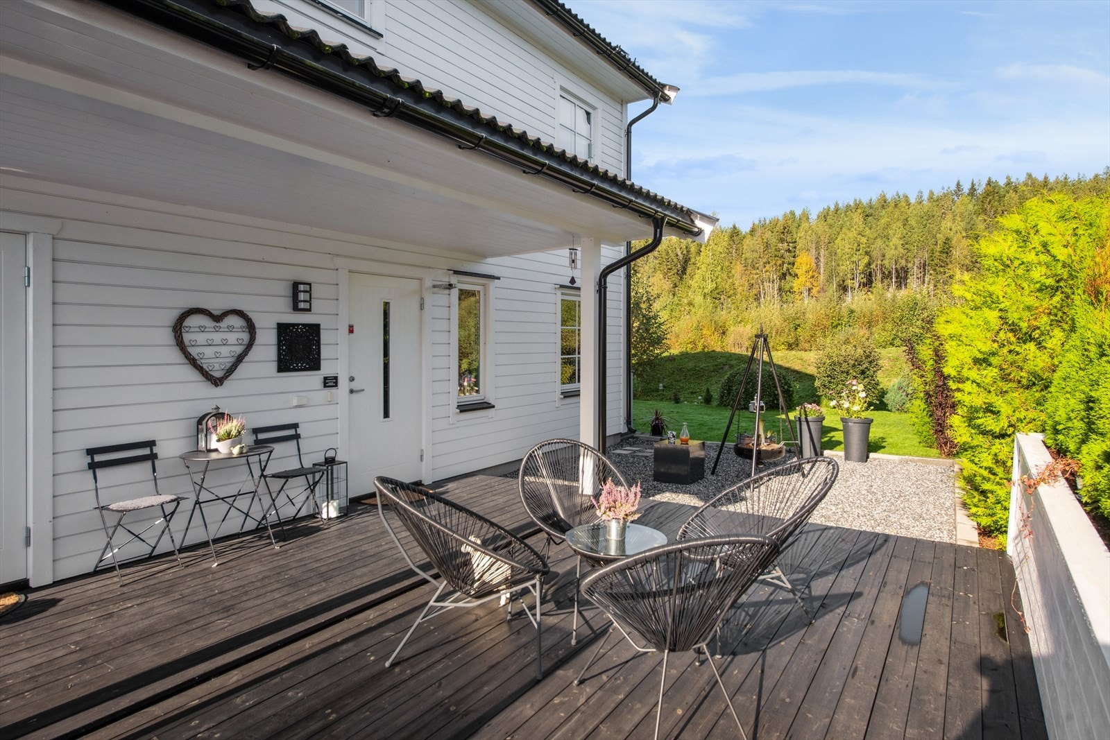 Pent og innbydende inngangsparti med platting og overbygg ved inngangsdøren. Et inngangsparti som gir boligen et moderne og gjennomført uttrykk. Galleribilde