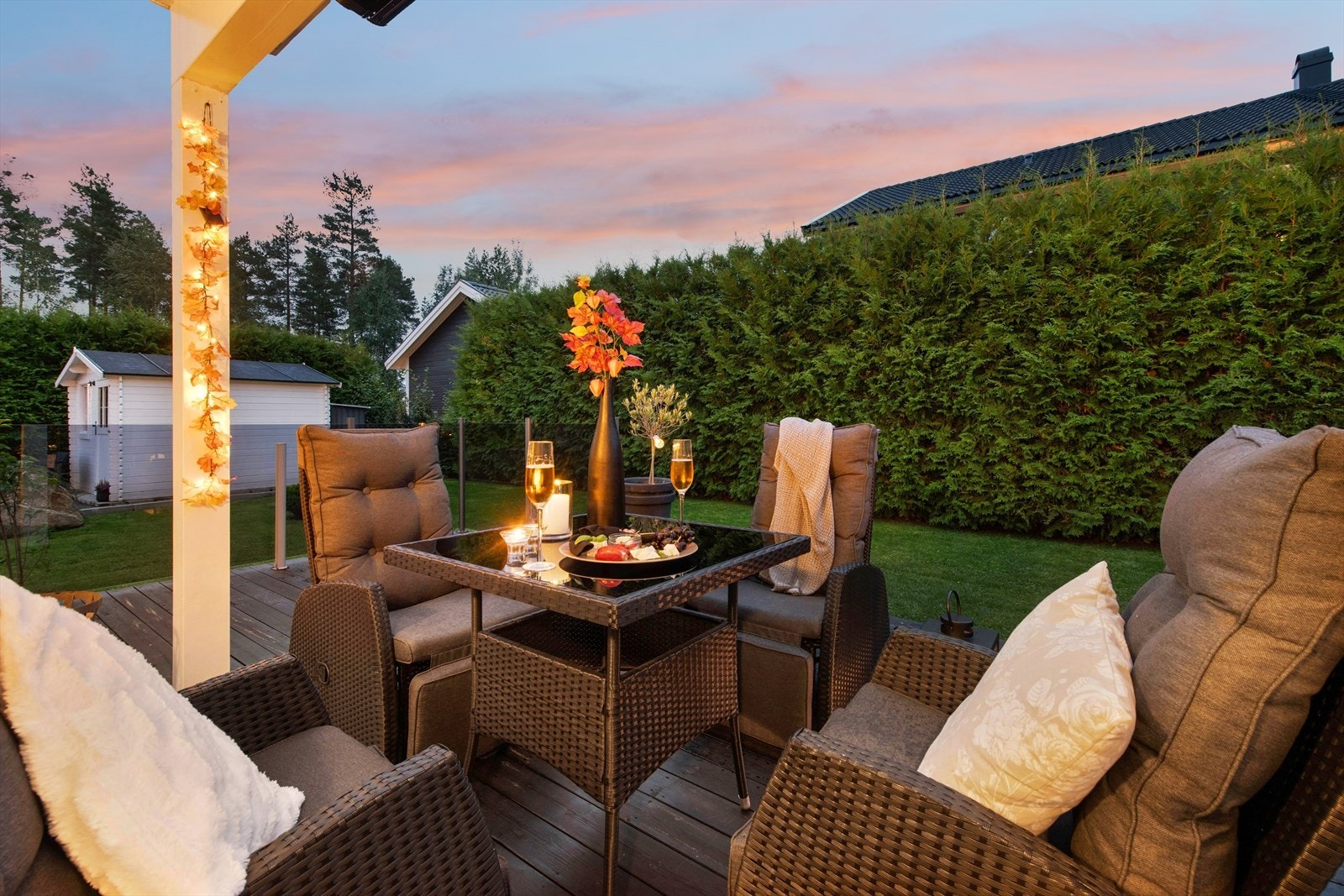 Flott terrasse med sotet glassrekkverk - moderne, delikat og svært innbydende. Galleribilde