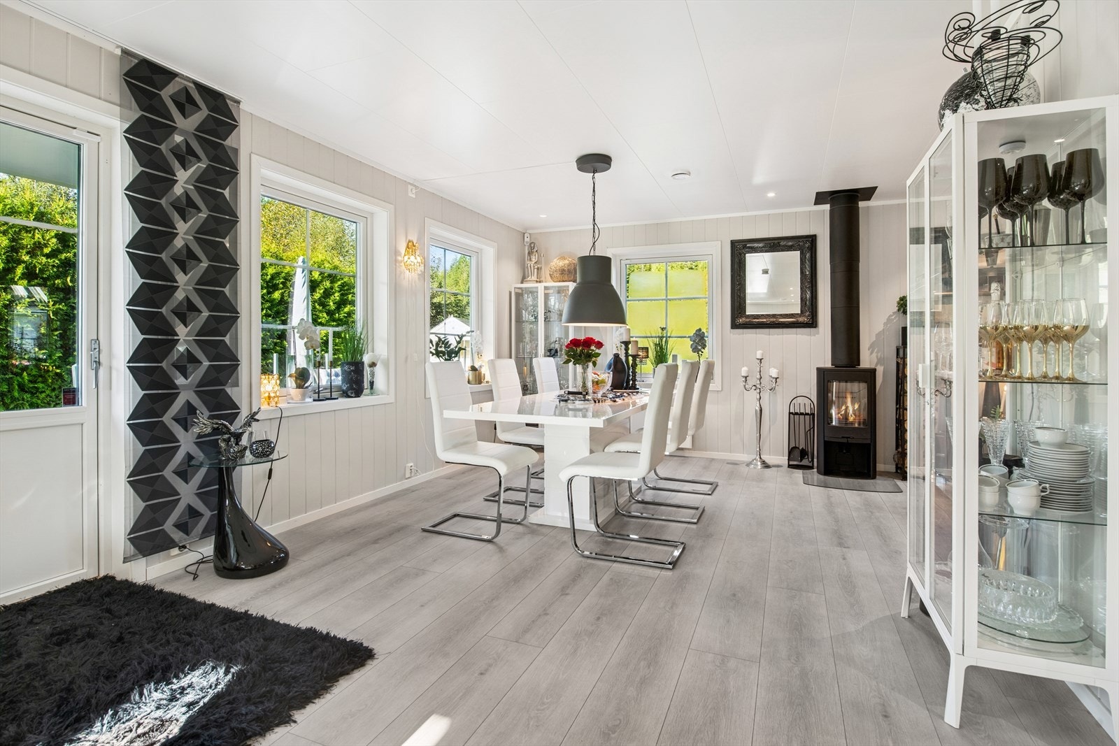 Et lyst og trivelig samlingspunkt i boligen, med god plass til familie og venner rundt bordet. Galleribilde