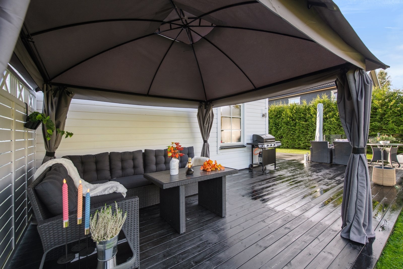 Romslig uteplass - Plass til familie og sammenkomster. Galleribilde