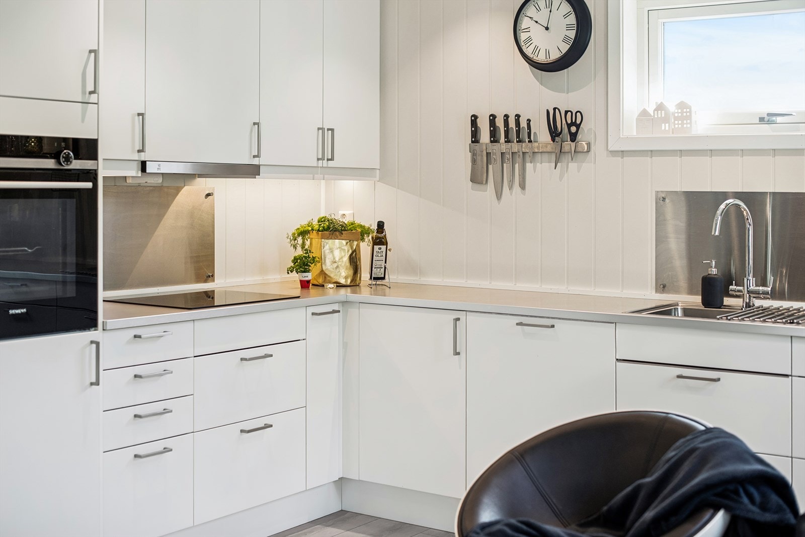 Integrerte hvitevarer og rikelig med skap- og benkeplass gjør kjøkkenet både praktisk og estetisk tiltalende. Galleribilde