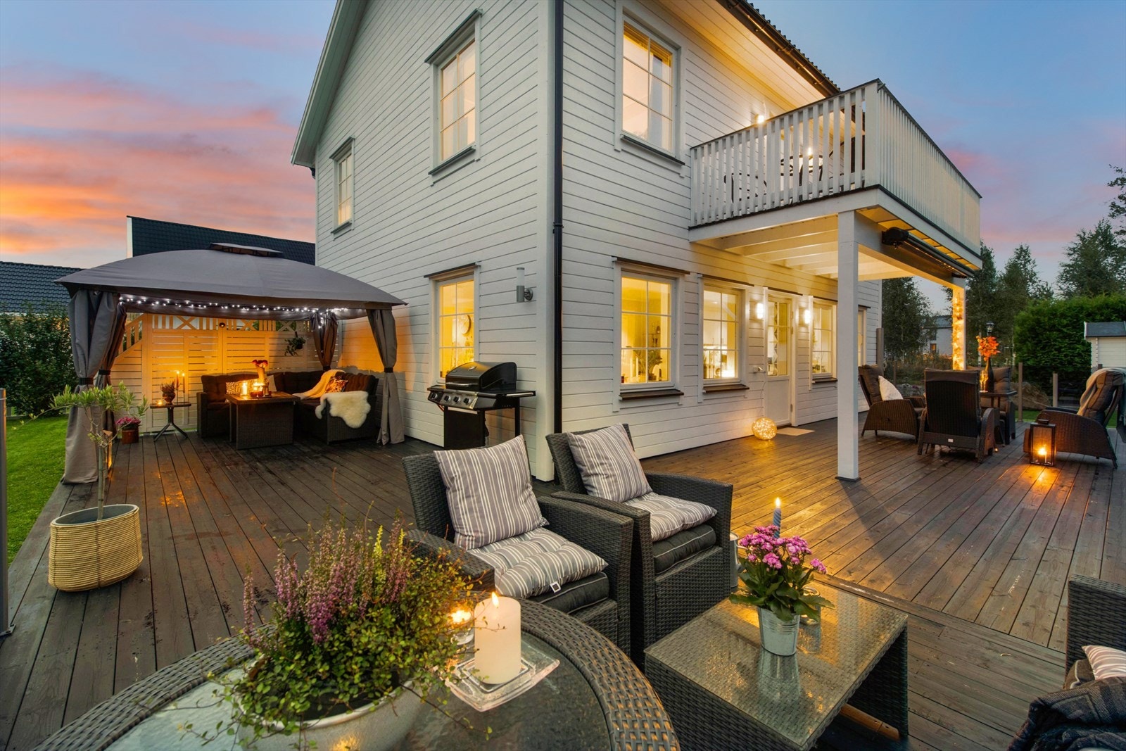 Terrassen får en helt egen atmosfære i kveldslyset - et perfekt sted for rolige sommerkvelder. Galleribilde