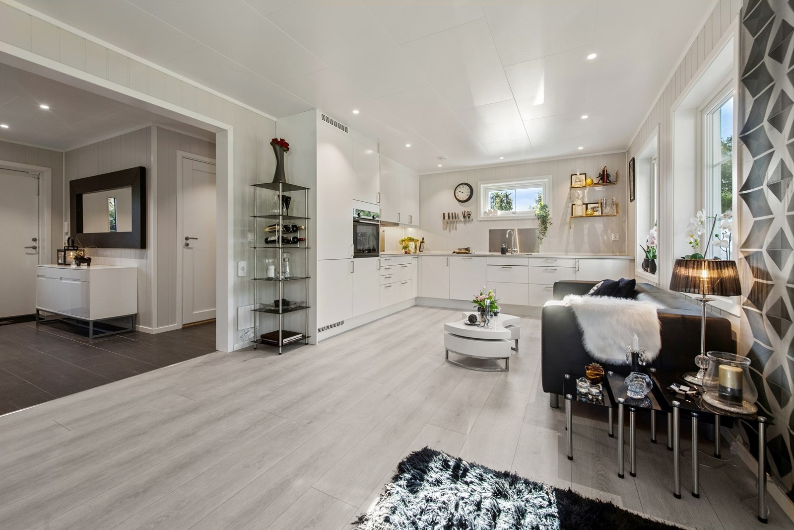 Lyst og stilrent kjøkken med slette hvite fronter og lys benkeplate - et tidløst uttrykk som holder seg år etter år. Galleribilde