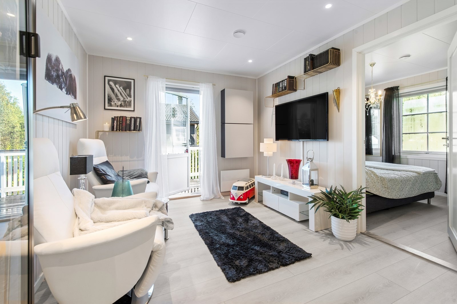 En ekstra stue med utgang til balkong som er et perfekt tilbaketrukket oppholdsrom for både store og små, enten man ønsker en TV-stue, lesekrok eller ungdomsavdeling. Galleribilde