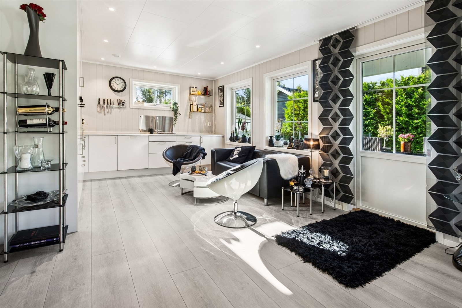 Fra kjøkkenet har du enkel utgang til terrasse og hage som er perfekt når måltidene ønskes servert ute på solrike dager. Galleribilde