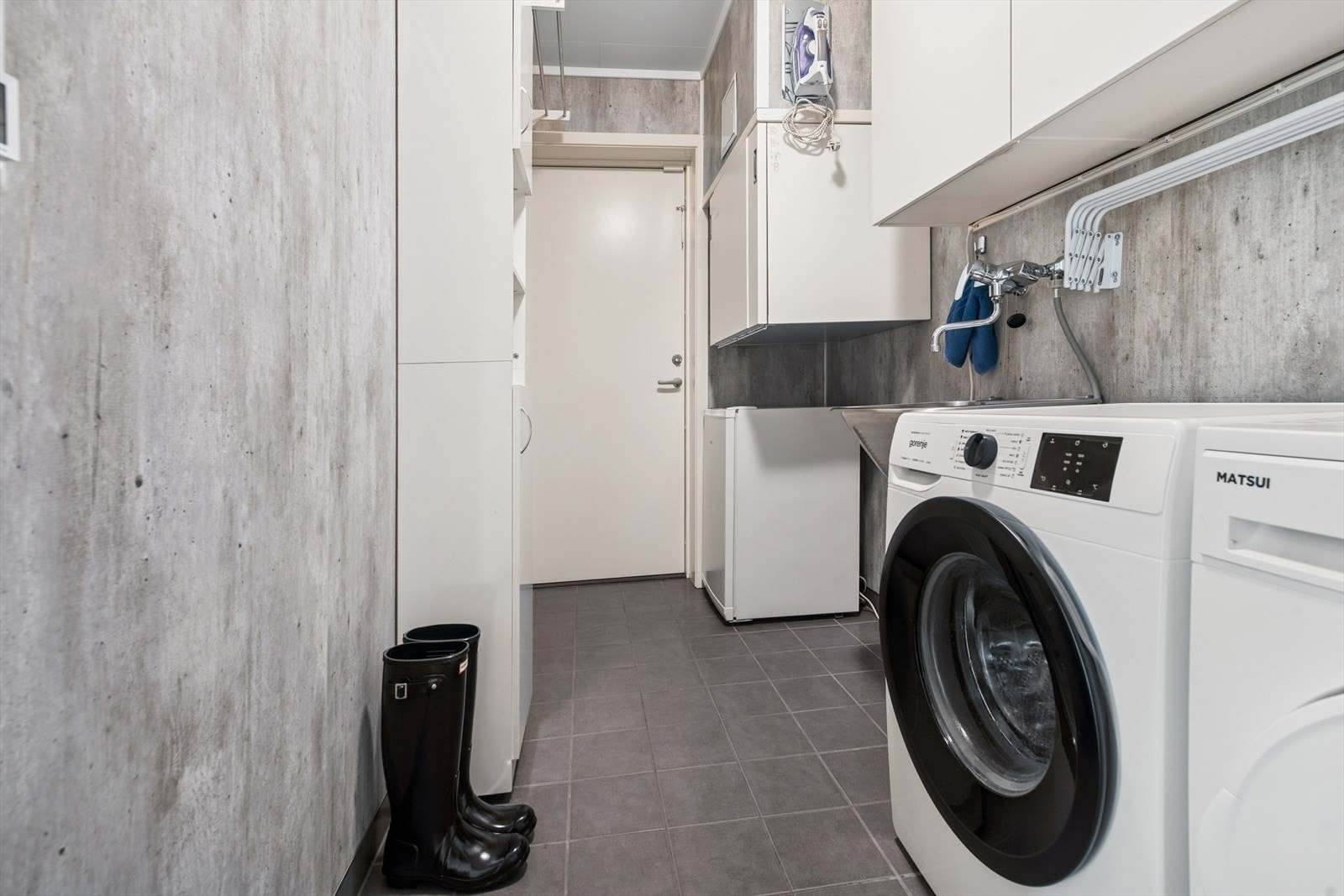 Praktisk vaskerom med god arbeidsplass og direkte utgang til uteområdet . En funksjonell løsning i en aktiv hverdag. Galleribilde