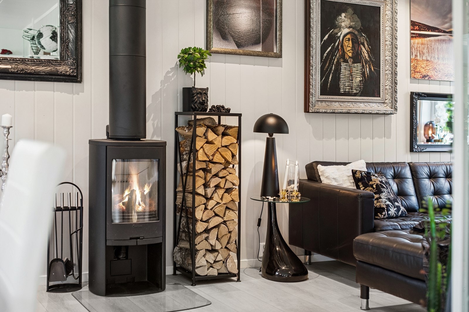 Flott peisovn som skaper varme og hygge. Vedovnen er et naturlig midtpunkt i stuen når høst- og vinterkveldene melder seg. Galleribilde