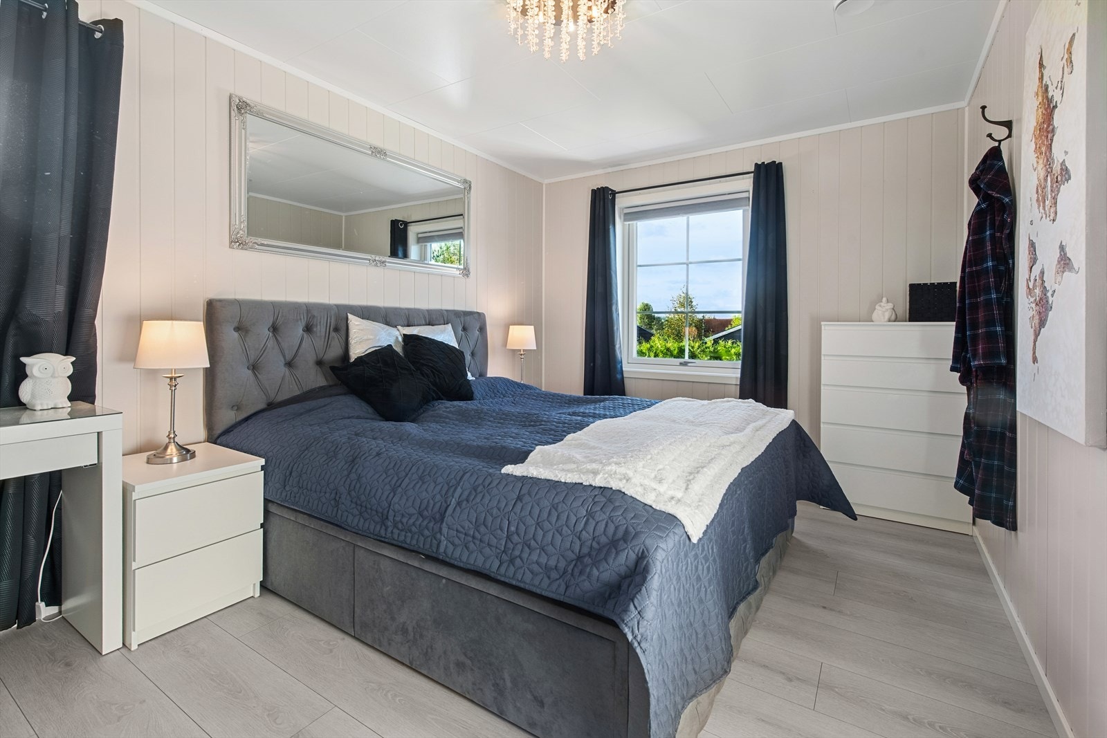 Romslig hovedsoverom som gir god plass til dobbelseng og oppbevaring. Galleribilde