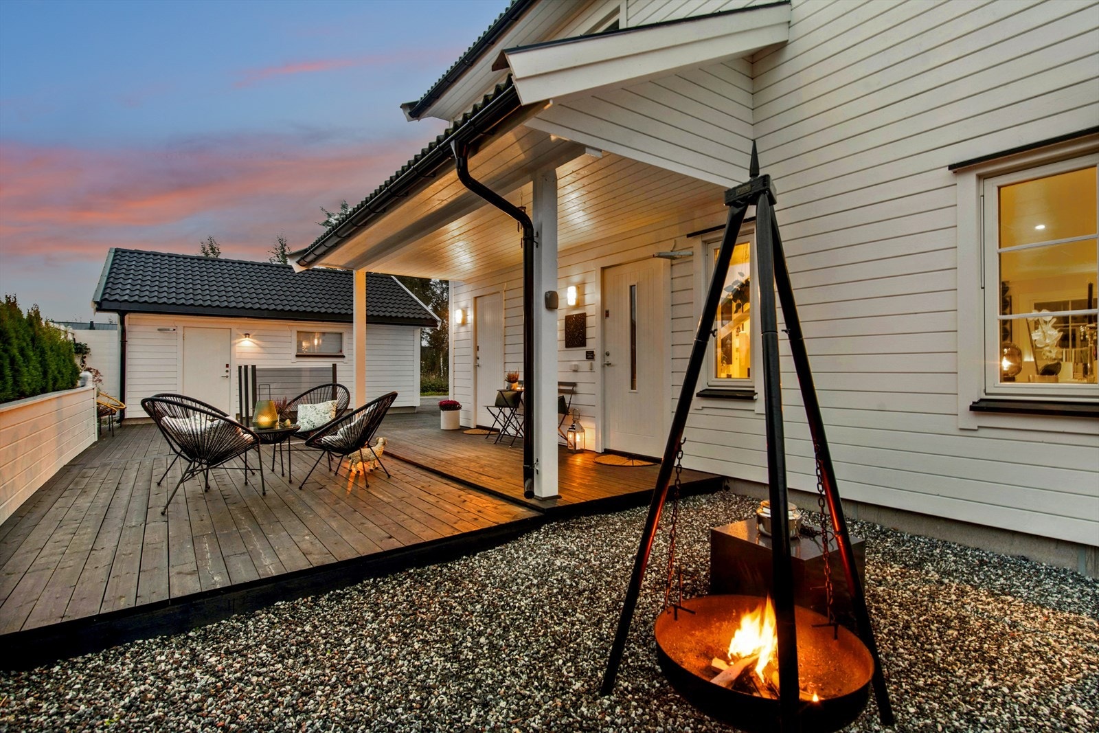 Stemningsfull belysning fremhever de rene linjene og gir boligen et eksklusivt uttrykk i kveldstimene. Her ønskes du velkommen hjem. Galleribilde