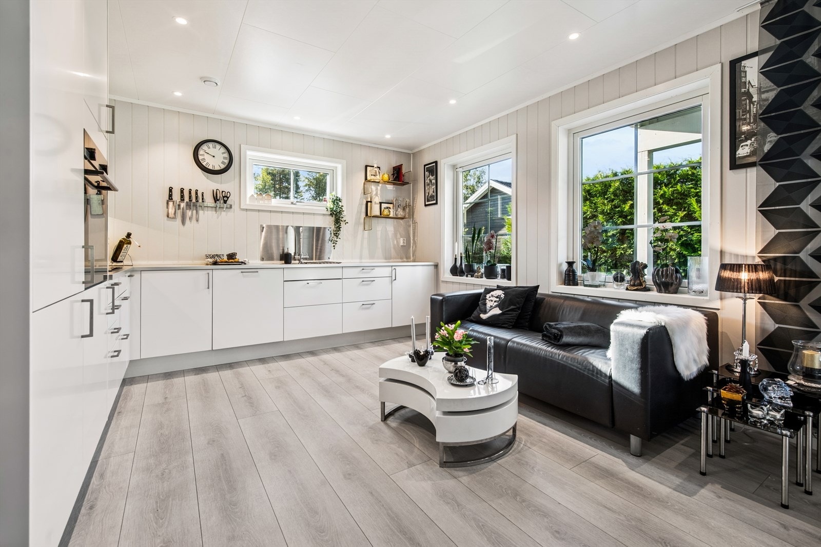 Store vindusflater slipper inn rikelig med naturlig lys og skaper en luftig og behagelig atmosfære. Galleribilde