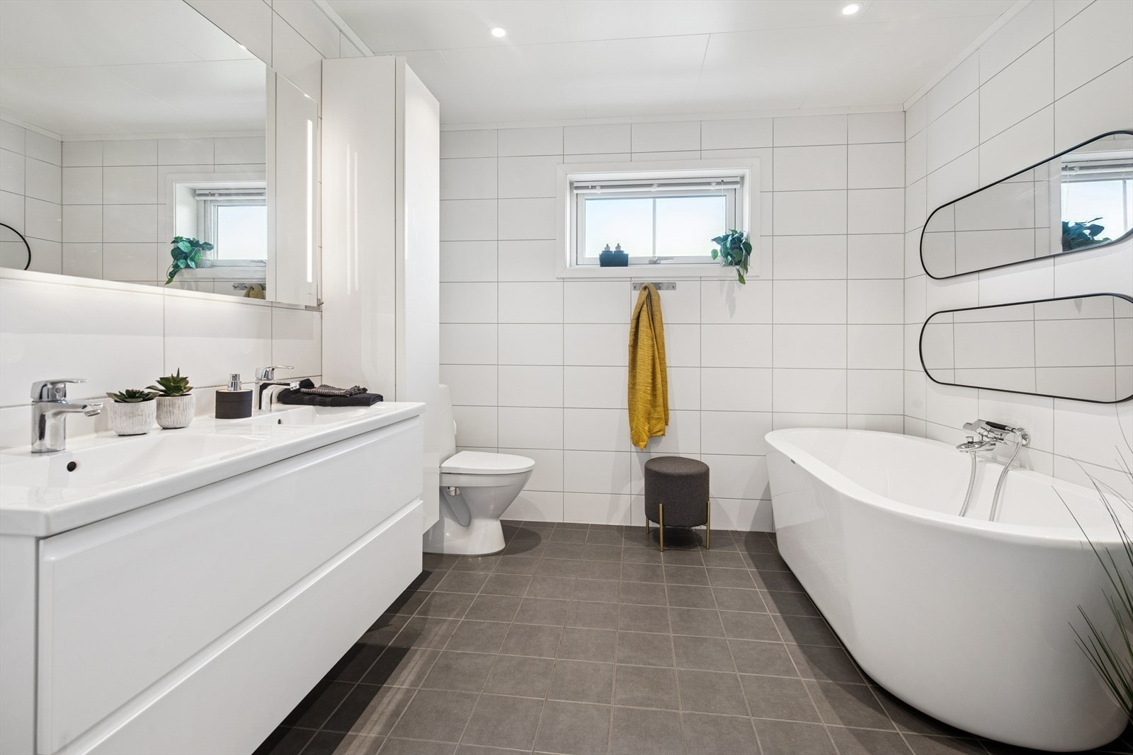 Badet i 2. etasje er romslig og kan friste med både badekar og dusj. Galleribilde