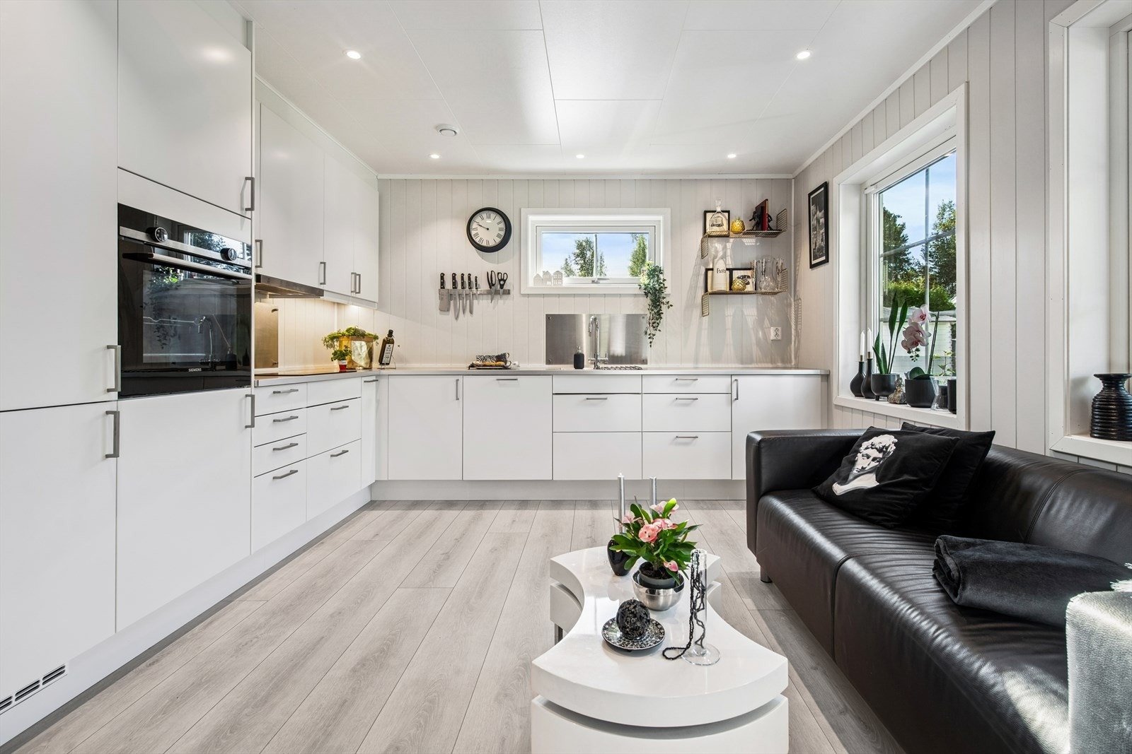 Boligen er utstyrt med smarthusløsning som gir appstyring av både lys og varme - en komfortabel og energieffektiv løsning som gjør hverdagen enklere. Galleribilde