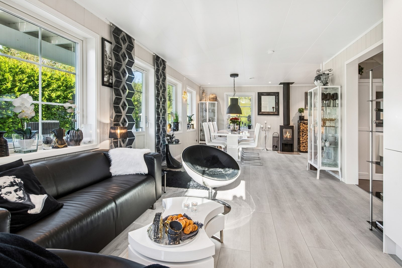 Stor stue med god plass til både kjøkkenbord og annet møblement. Galleribilde