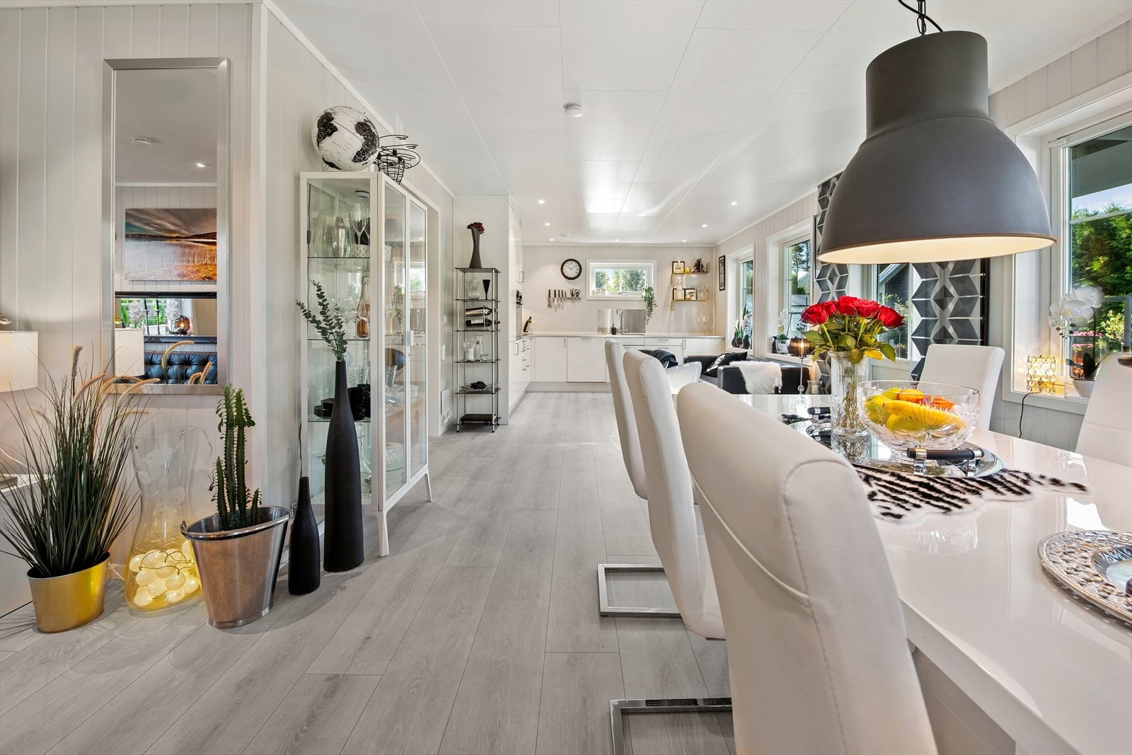 Spisegruppen har en naturlig og sosial plassering mellom kjøkken og stue som passer godt for både hverdagsmiddager og selskap. Galleribilde