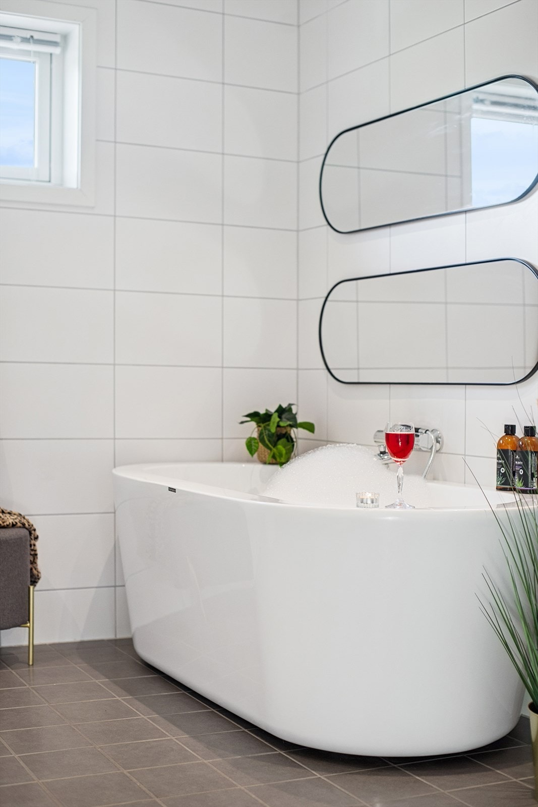 Innbydende badekar som er perfekt for avslappende stunder etter en lang dag. Galleribilde