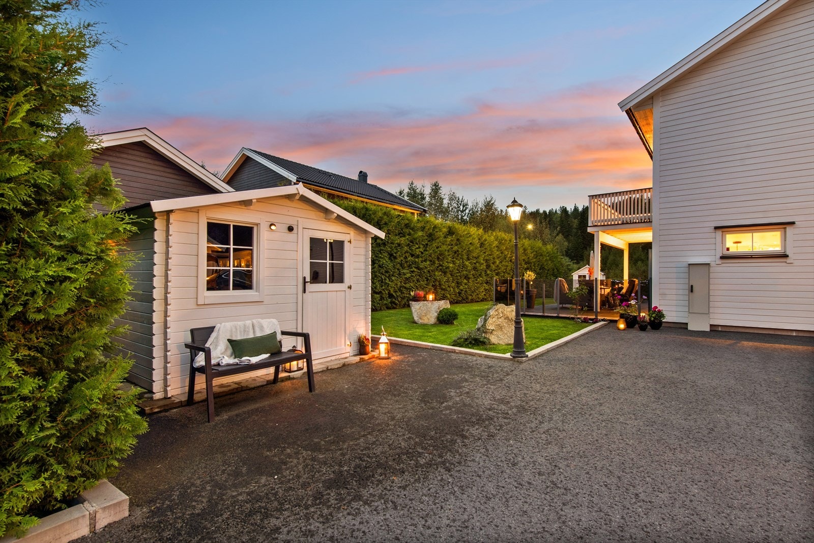 Sjarmerende lite hagehus. En hyggelig detalj som understreker det familievennlige preg på eiendommen, en fin ekstra oppbevaringsplass for sesongutstyr og som eventuelt kan brukes til dukkehus. Galleribilde