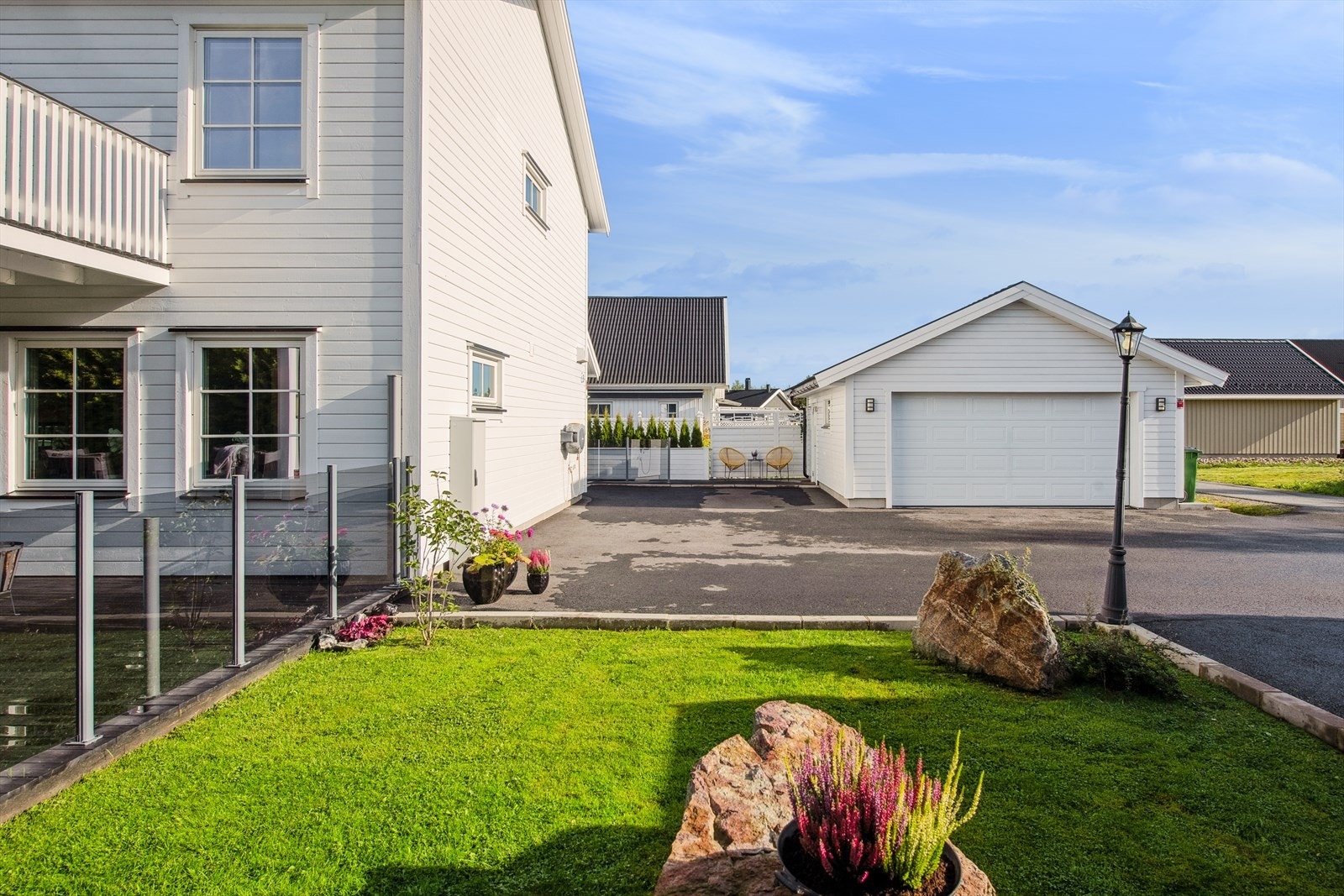 Dobbel garasje med enkel inn- og utkjøring. Her får du praktisk parkering og god plass til eventuelt sportsutstyr og verktøy. Galleribilde