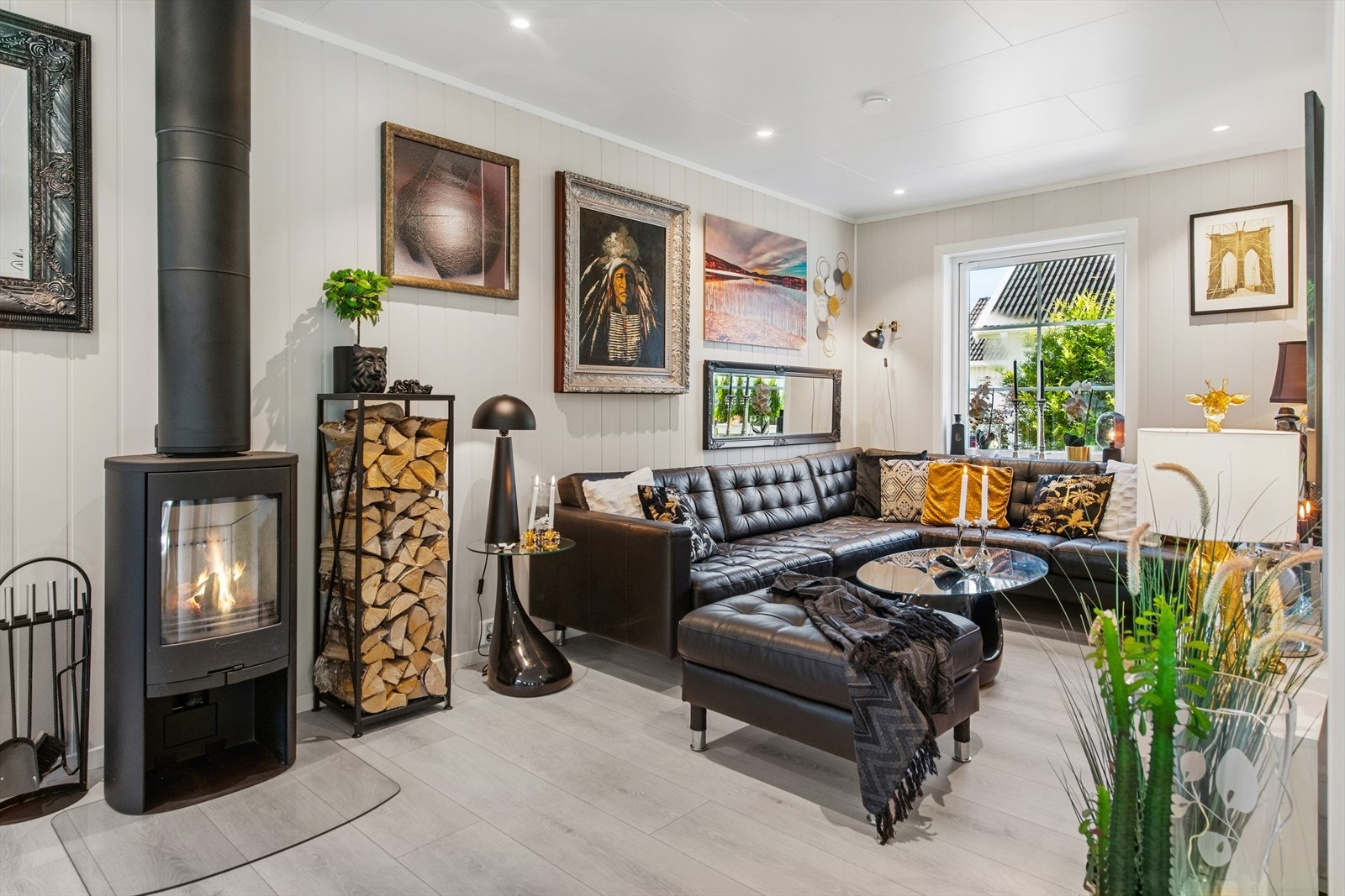 Romslig og innbydende stue med god plass til sofamøblement og hyggelige samlingspunkter. Galleribilde