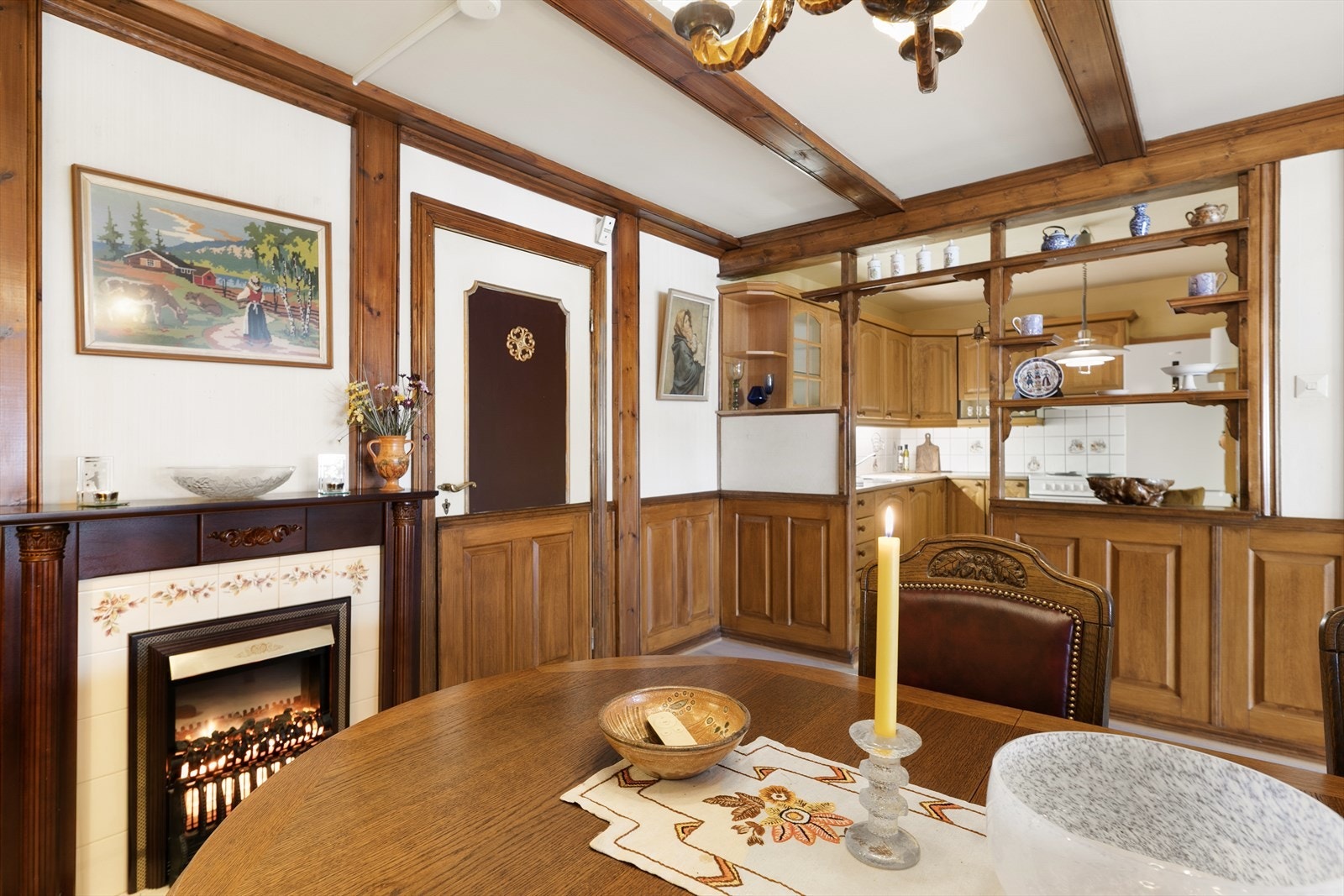 Detaljerte innerdører og en gjennomført overgang mot kjøkkenet. Galleribilde