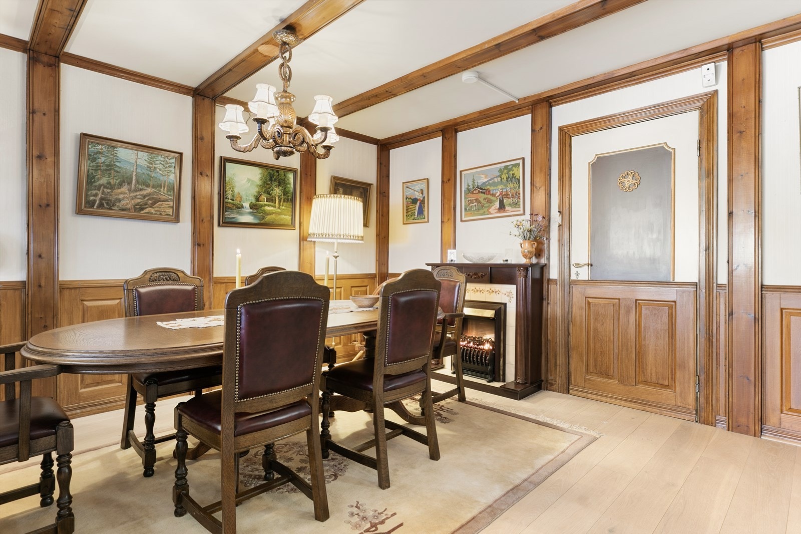 Leiligheten varmes opp med panelovner samt en el-ovn i stil med innredningen. Galleribilde