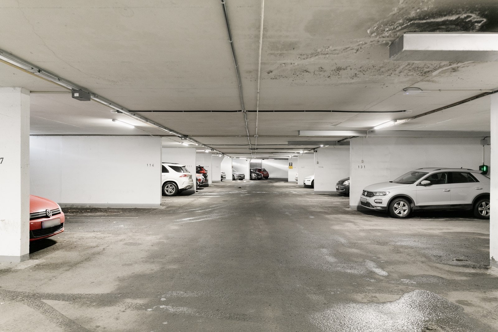 Leiligheten disponerer parkeringsplass i fellesgarasje samt bod i kjeller. Galleribilde