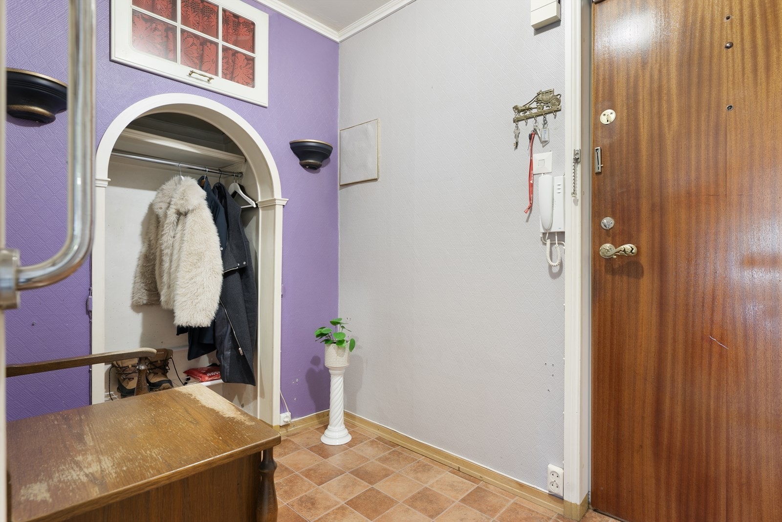 Entré med god plass til å henge fra seg yttertøy. Galleribilde