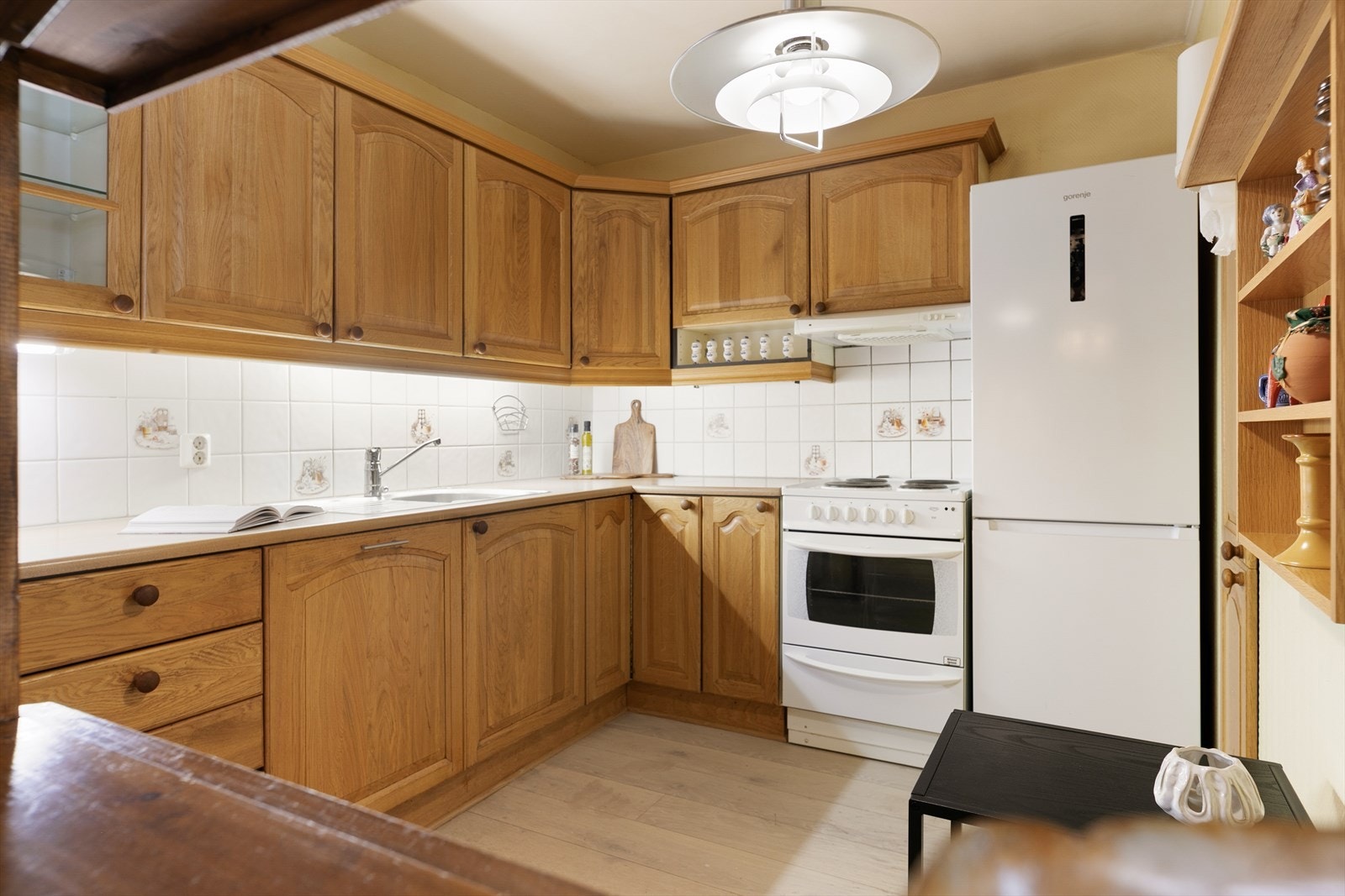 Praktisk kjøkken med rikelig skap- og benkeplass. Galleribilde