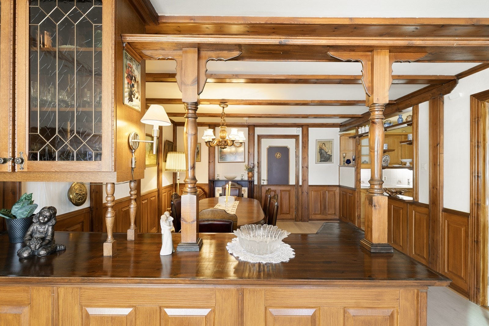 En stilfull innredning er satt inn for å skape en naturlig inndeling av spisestuen. Galleribilde