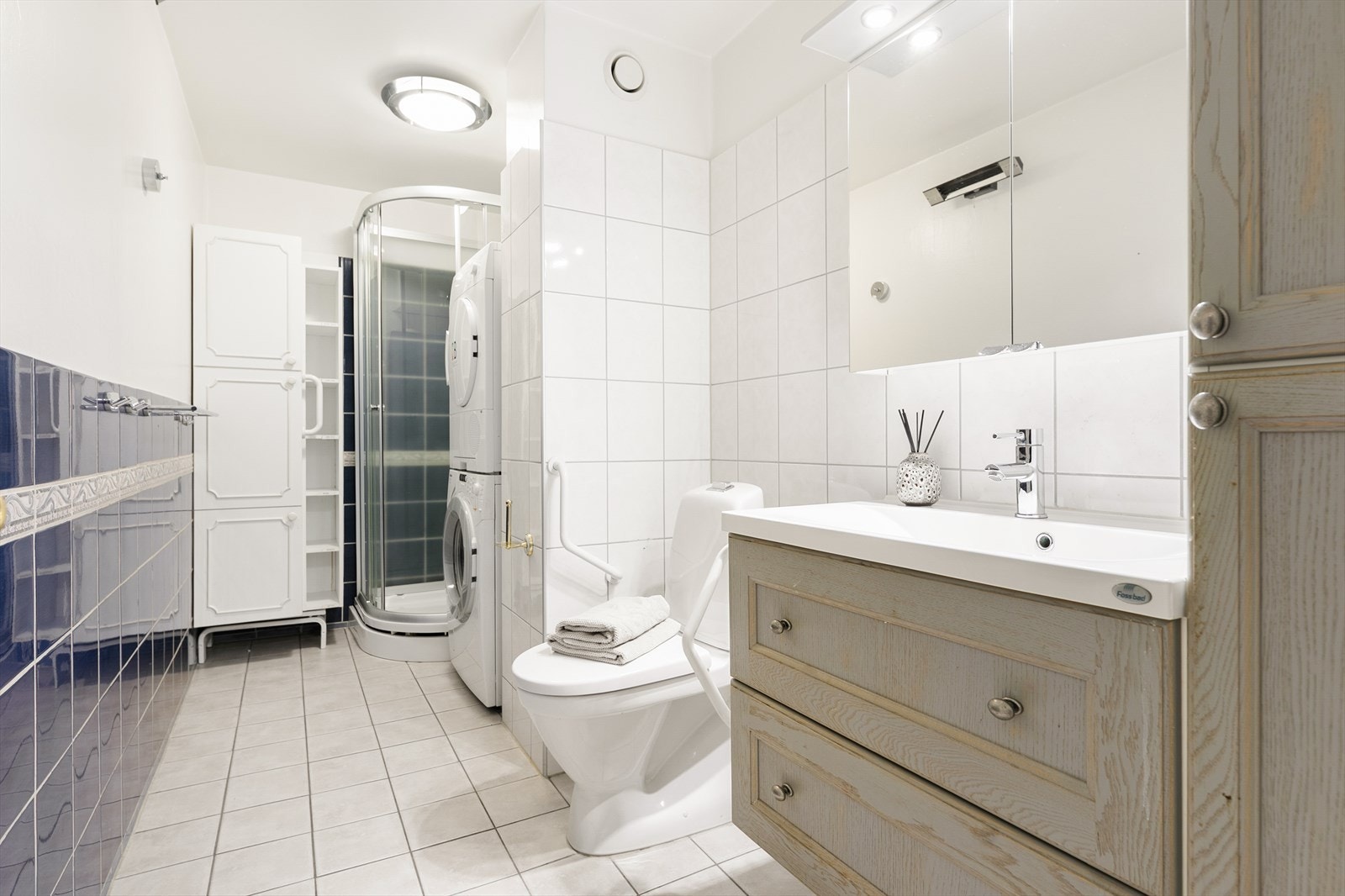 Badet er av god størrelse og har dusjkabinett samt opplegg for vaskemaskin. Galleribilde