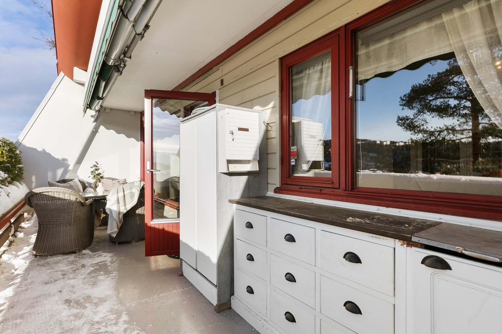 Oppsatt markise, praktisk arbeidsbenk og lagringsplass i utvendig bod. Galleribilde