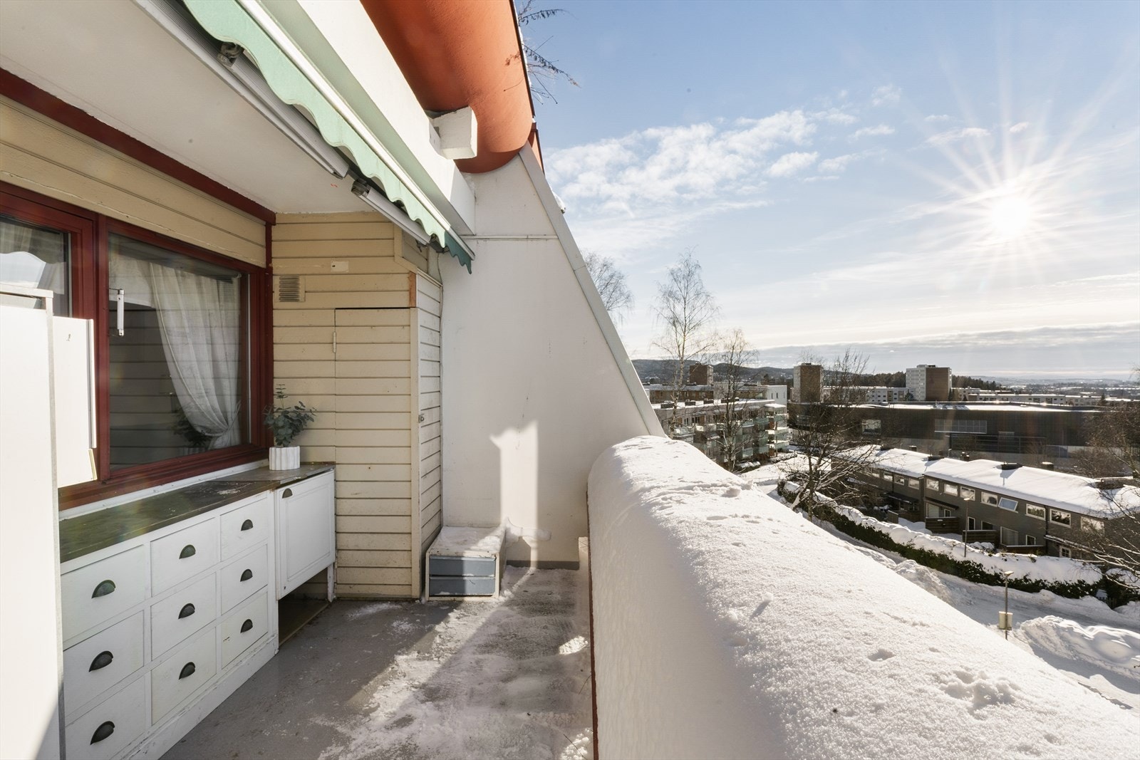 Rikelig med plass til utemøbler samt et dandert blomsterbed. Galleribilde