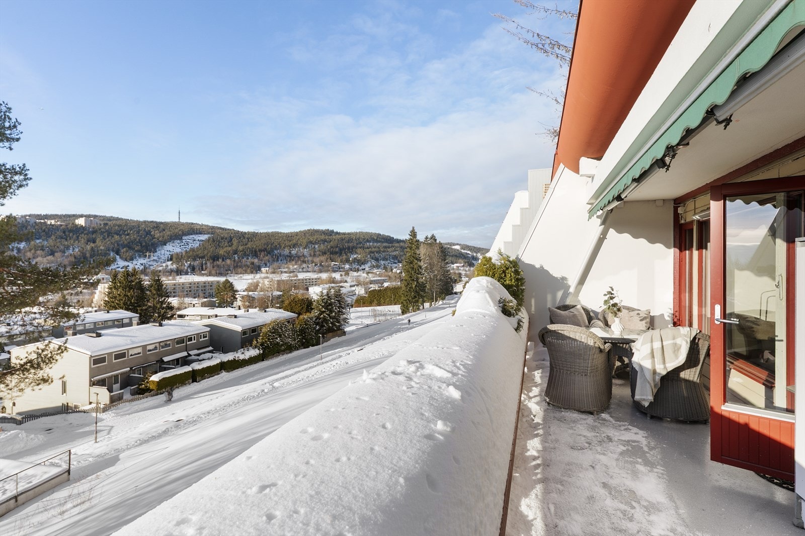 En særegen og romslig 2-roms leilighet i byggets 2. etasje, med god planløsning og solrik balkong. Galleribilde