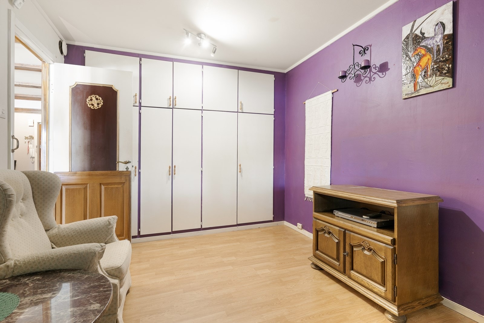 Rikelig med oppbevaring i en innredet garderobeløsning. Galleribilde