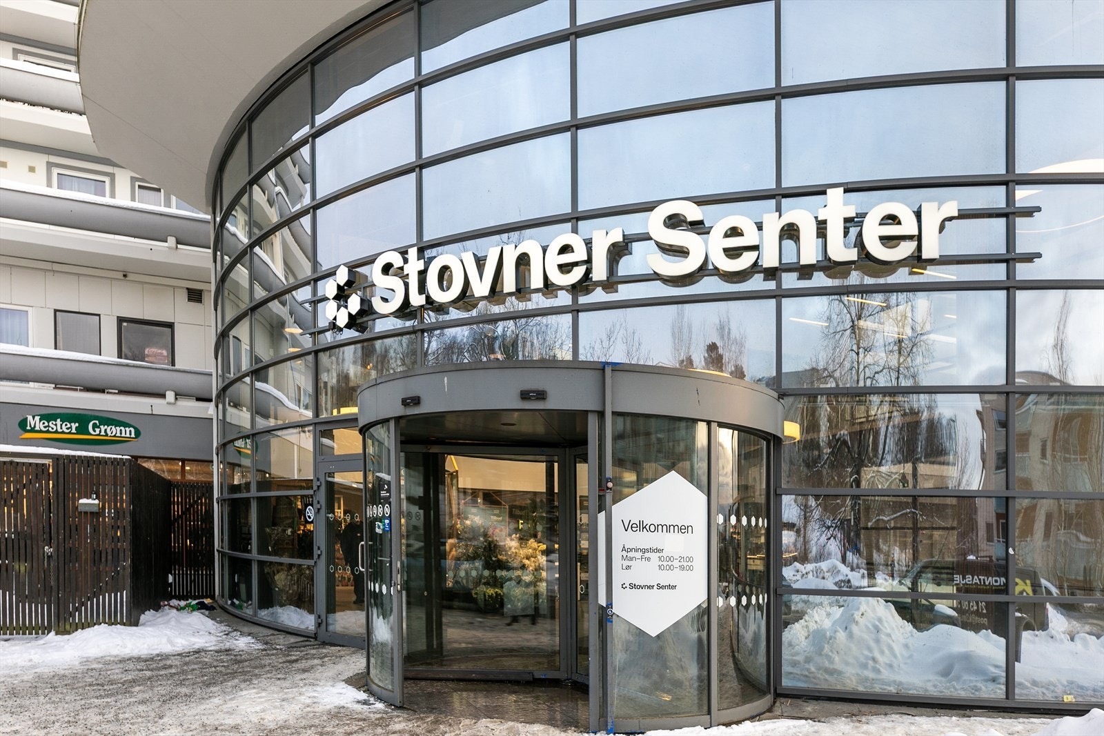 Stovner Senter ligger i nærmiljøet og byr på et variert utvalg av butikker, serveringssteder og tjenester, inkludert vinmonopol, bibliotek og helserelaterte tilbud. Galleribilde