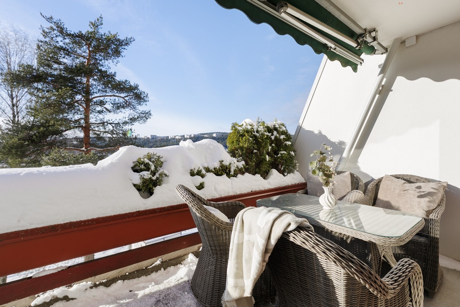 Luftig, vestvendt balkong med gode solforhold. Galleribilde