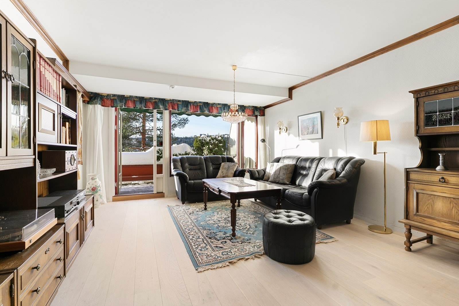 Lyse farger, god takhøyde og vindusflater som trekker inn naturlig lys. Galleribilde