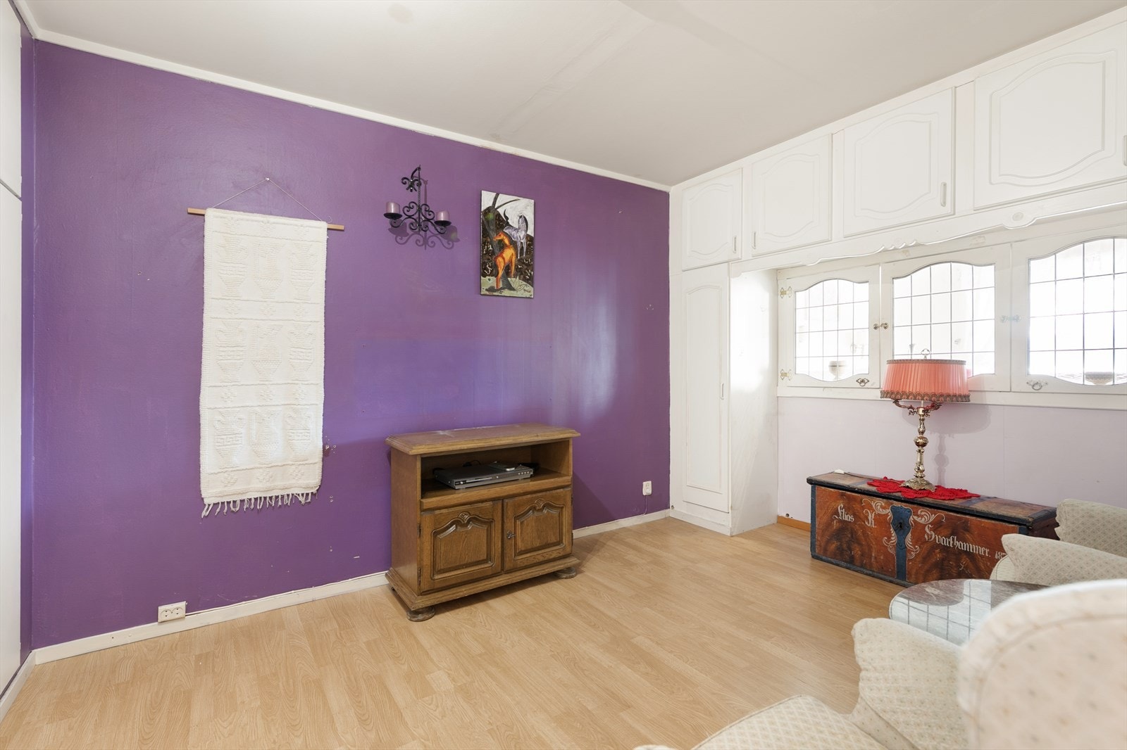 TV-stuen har god plass til ønsket møblering, og vinduene slipper inn lys fra soverommet. Galleribilde