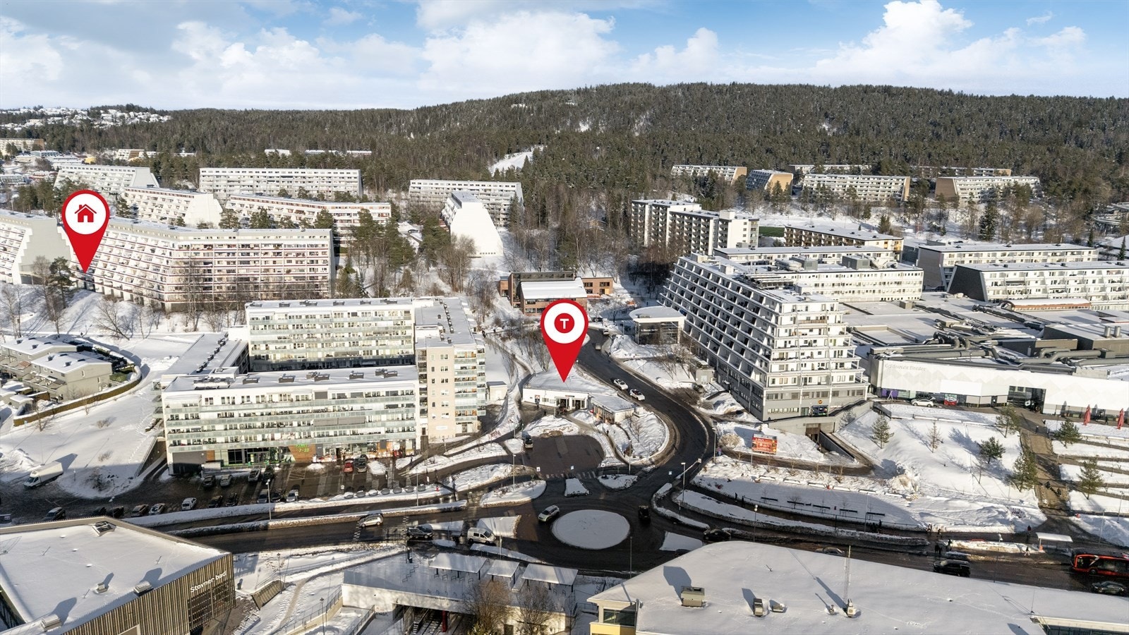 T-banelinje 4 og 5 går til sentrum på under en halvtime, og området betjenes også av flere busslinjer med forbindelser til blant annet Furuset, Lørenskog, Lillestrøm og Skjetten. Galleribilde