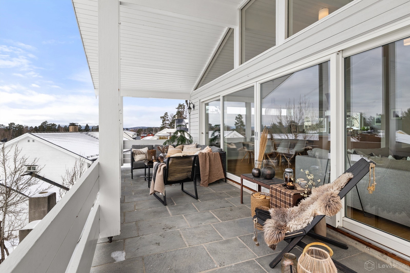 Den vestvendte terrassen på 20 kvm er belagt med skiferfliser og har god plass til sittegrupper. Galleribilde