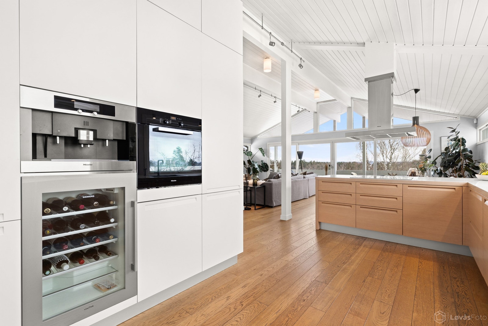 Alle hvitevarer, induksjonstopp, stekeovn, oppvaskmaskin, kaffemaskin, vinskap og kjøleskap med frysedel, medfølger handelen. Galleribilde