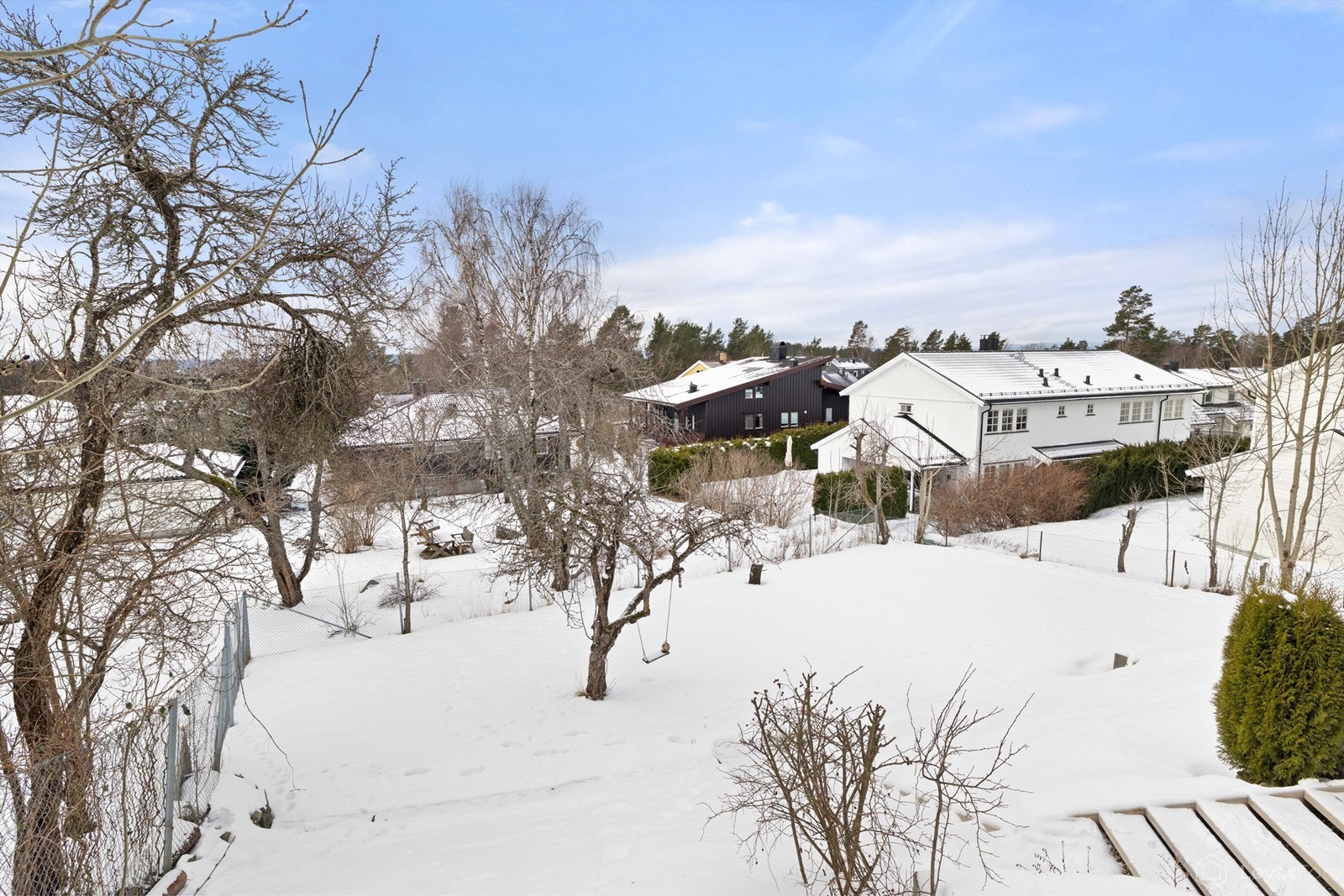 Den store tomten på 1067 kvm fordelt på to nivåer og byr på en flott, inngjerdet hage som er pent opparbeidet med gressplen, eple- og pæretrær, prydbusker og variert beplantning. Galleribilde