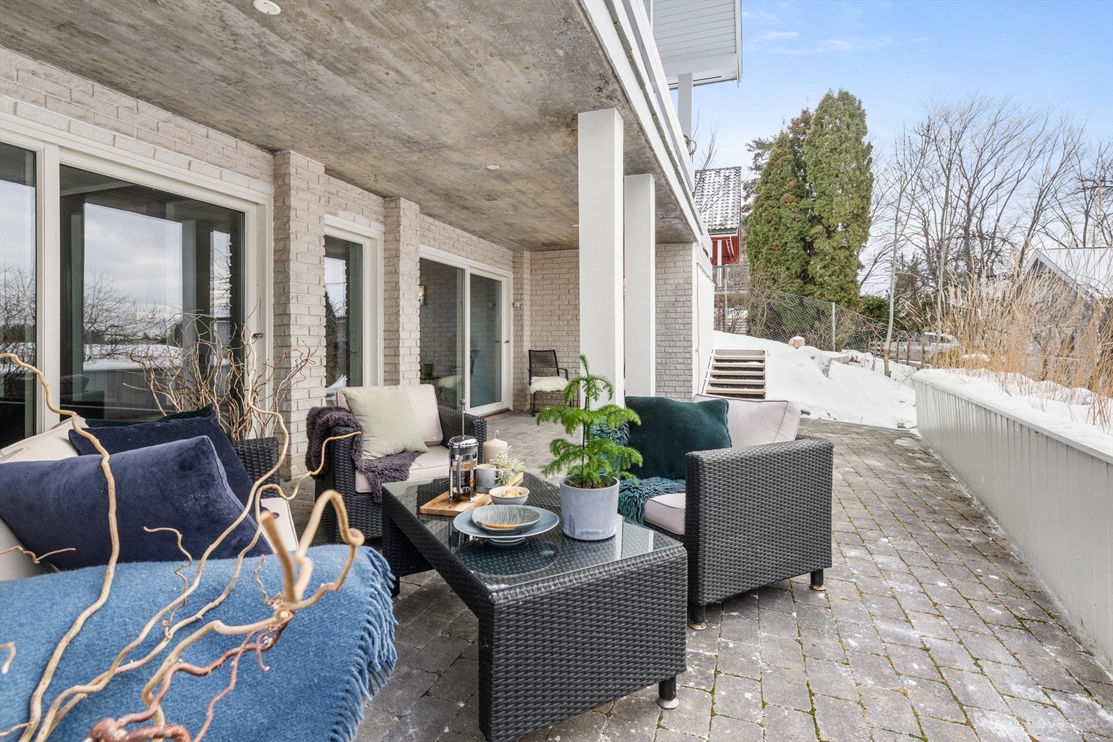 En lun og skjermet uteplass med god plass til flere sittegrupper. Galleribilde