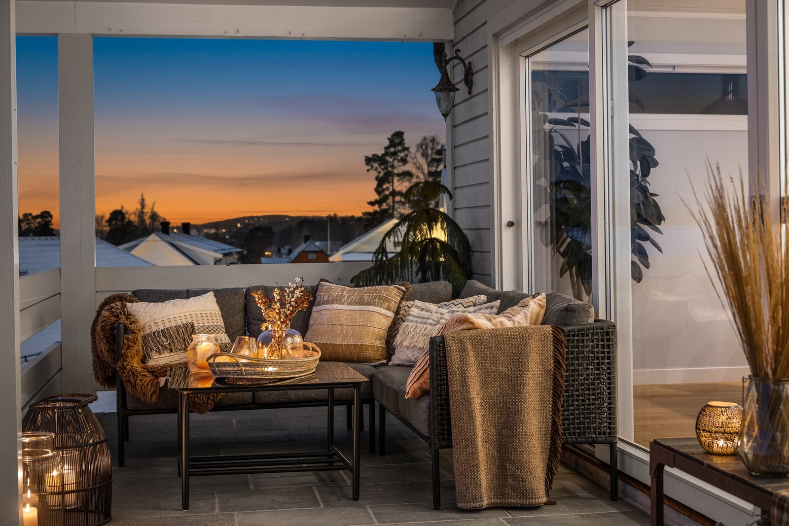 Skyvedørene visker ut skillet mellom inne- og uterom på varme dager. Galleribilde