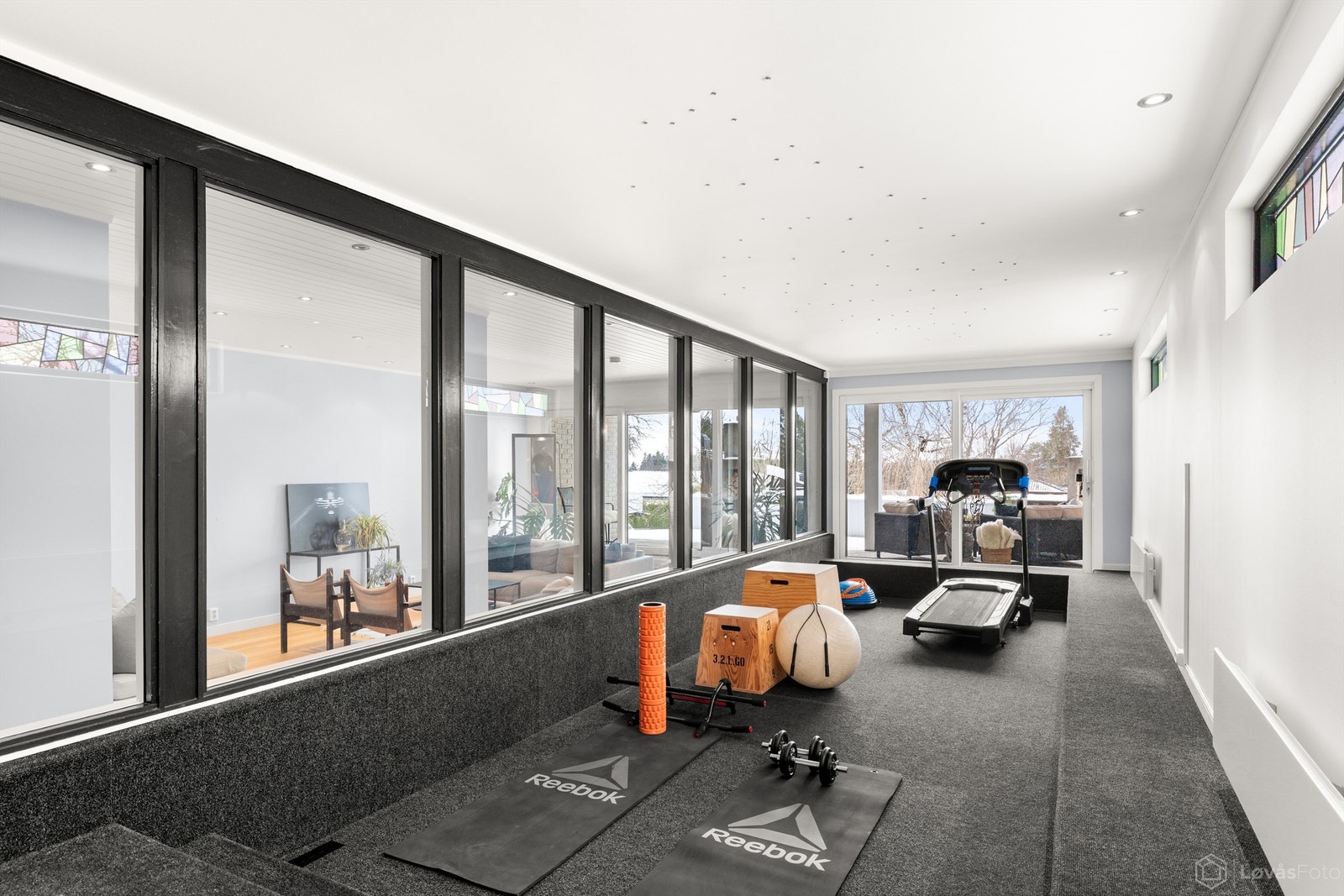 Stort trimrom i det tidligere bassengområdet, med utgang til hagen. Galleribilde