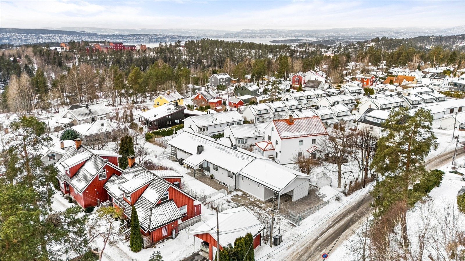 Beliggenheten er ideell for familier, med umiddelbar nærhet til Prinsdal barneskole og Hauketo ungdomsskole. Galleribilde