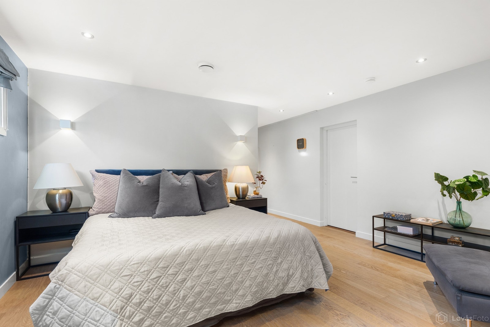 Videre har soverommet direkte adkomst til et praktisk walk-in-closet med innebygde garderobeskap. Både soverommet og omkledningsrommet har en-stavs parkettgulv, elektrisk gulvvarme og downlights, noe som gir god komfort og et moderne uttrykk. Galleribilde