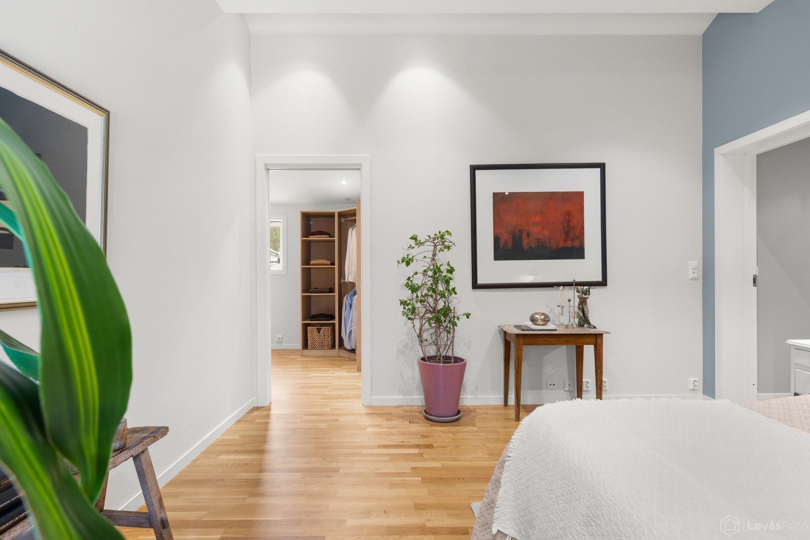 Fra hovedsoverommet er det direkte adkomst til et stort og velorganisert omkledningsrom. Galleribilde