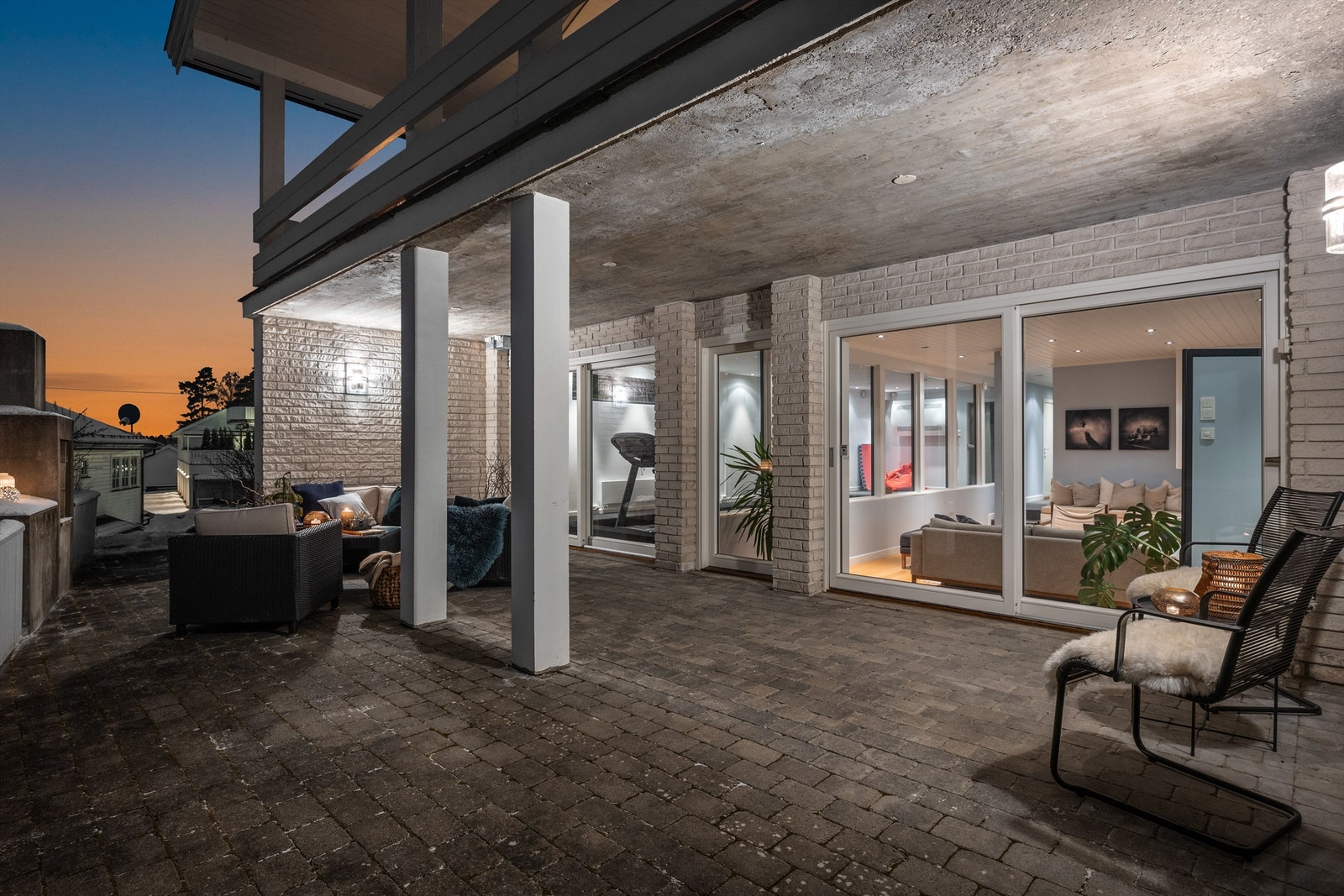 Den overbygde markterrassen på ca. 35 m² har direkte utgang fra stue og trimrom. Galleribilde